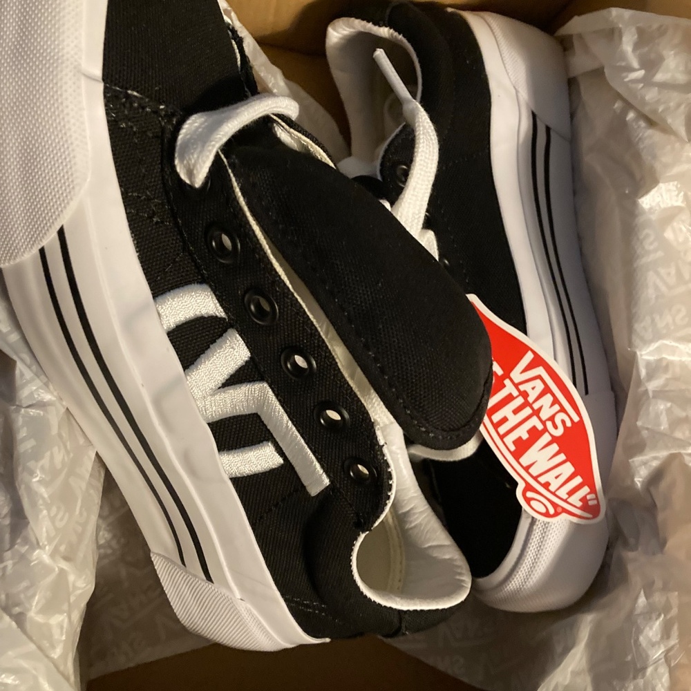 women’s Sid Ni shoes tennis size 6 black laces Vans